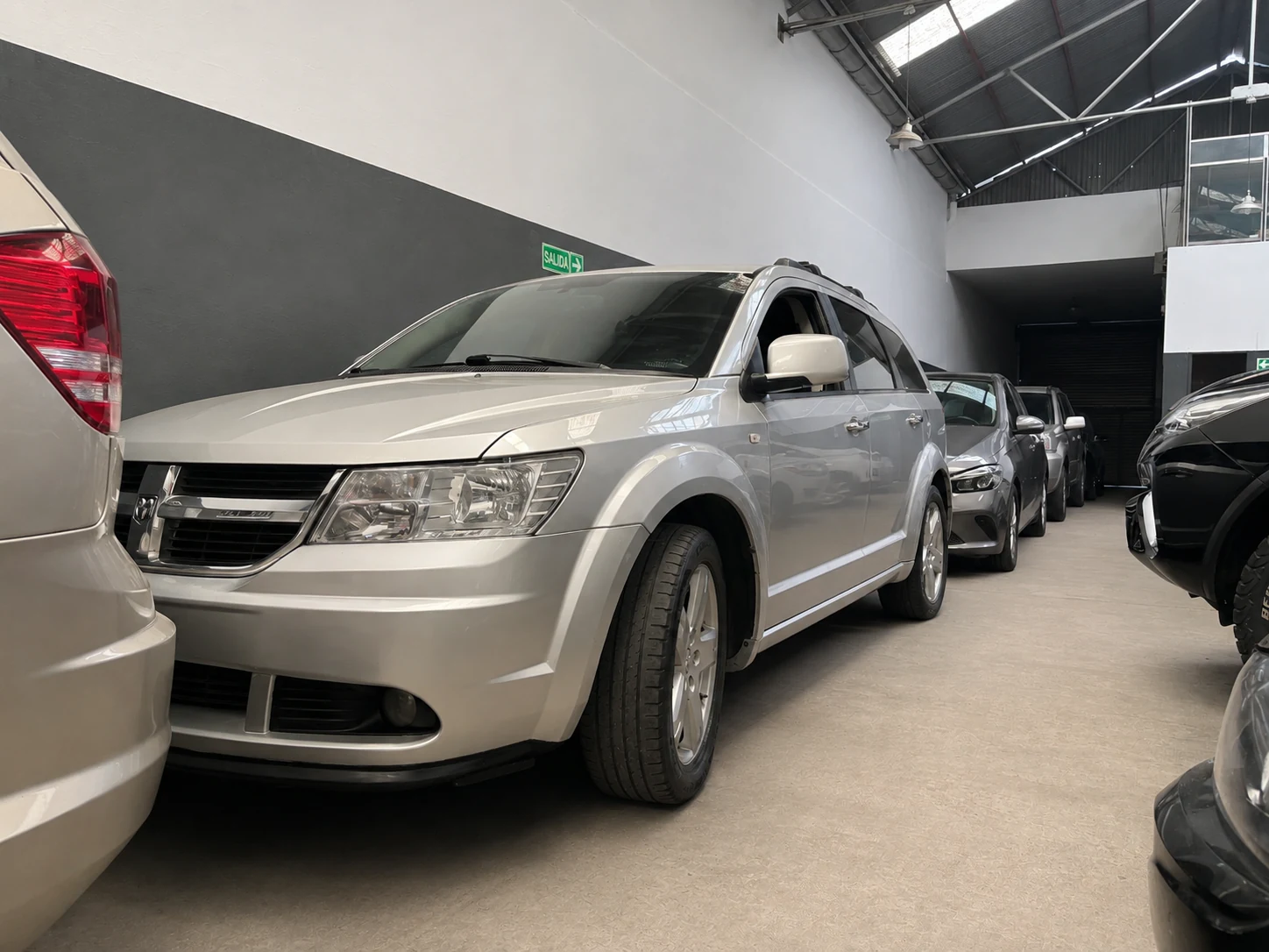 Dodge Journey plateada en el taller mecánico especializado Lomayler en Villa Crespo, CABA