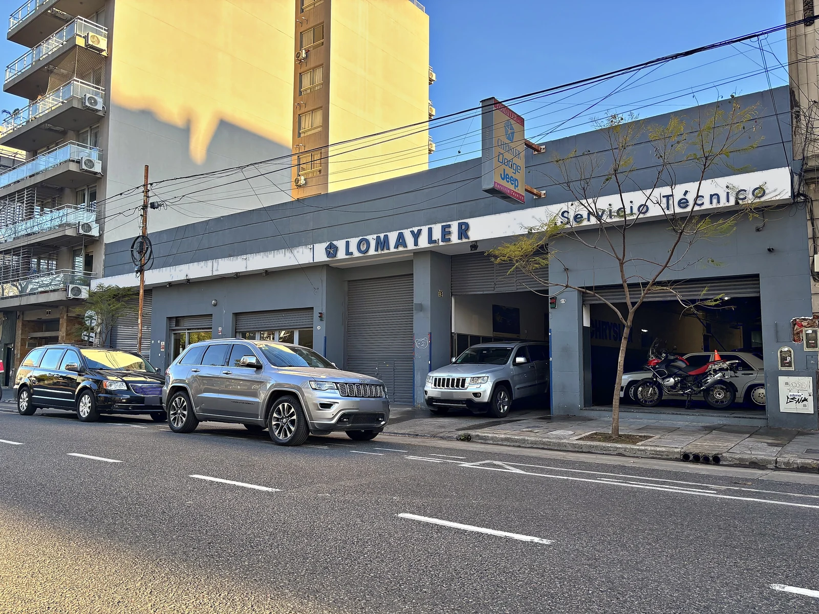 Fachada del taller Lomayler con cartel de servicio técnico Jeep, Chrysler y Dodge en Villa Crespo, CABA