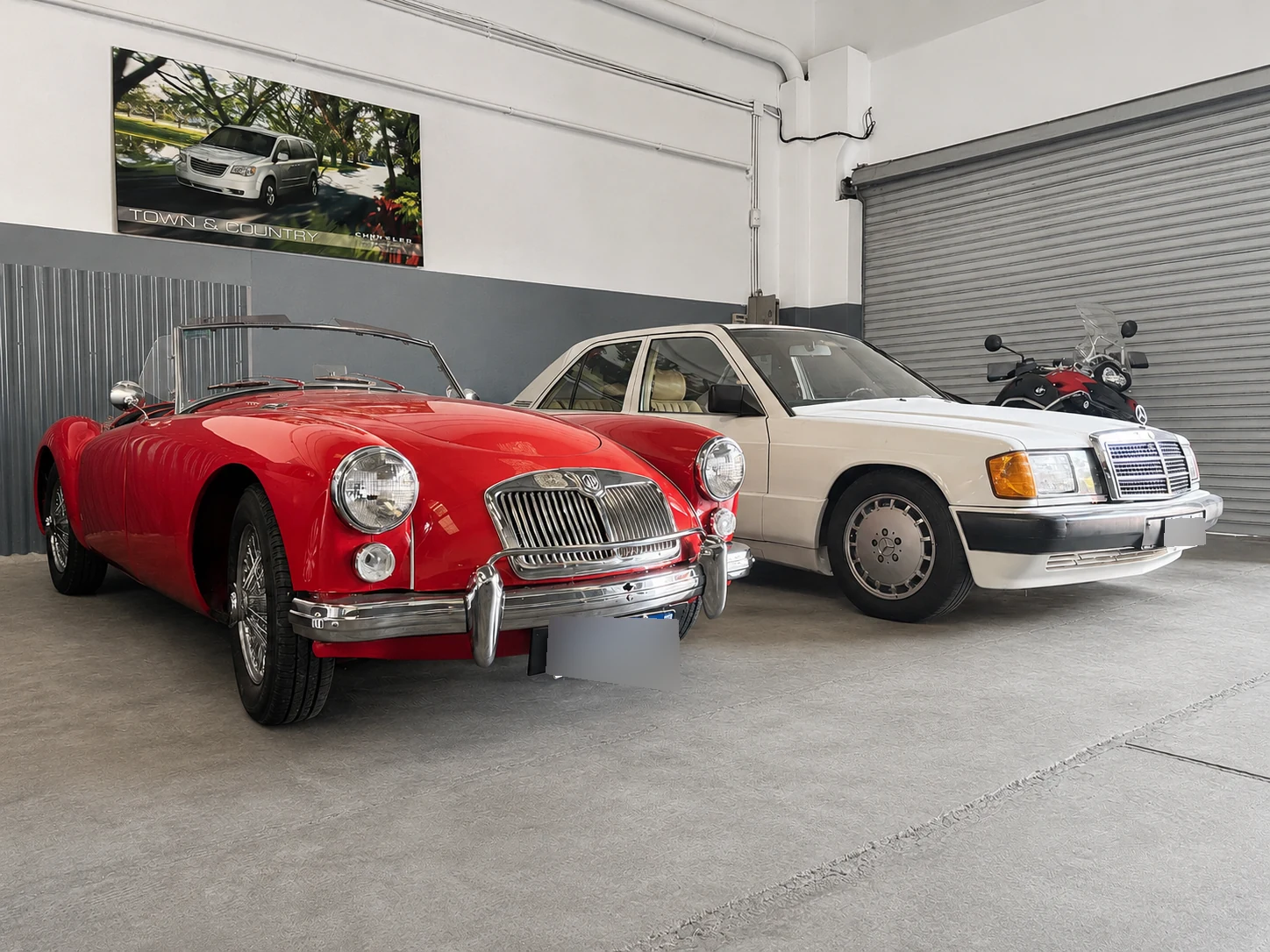 Un MG clásico rojo y un Mercedes-Benz 190 blanco en el taller mecánico Lomayler en Villa Crespo, CABA