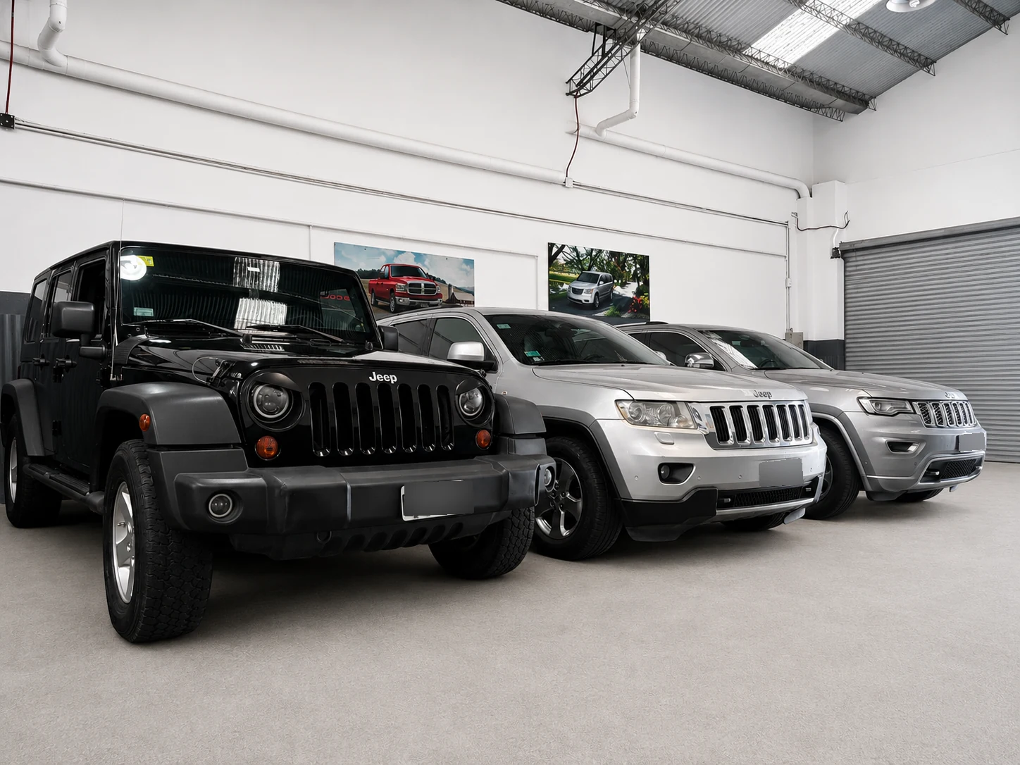 Jeep Wrangler Unlimited y dos Jeep Grand Cherokee en el taller especializado Lomayler en Villa Crespo, CABA