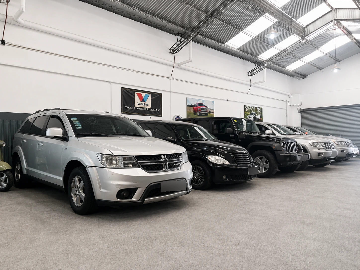 Dodge Journey junto a Chrysler PT Cruiser y vehículos Jeep en el taller especializado Lomayler en Villa Crespo, CABA